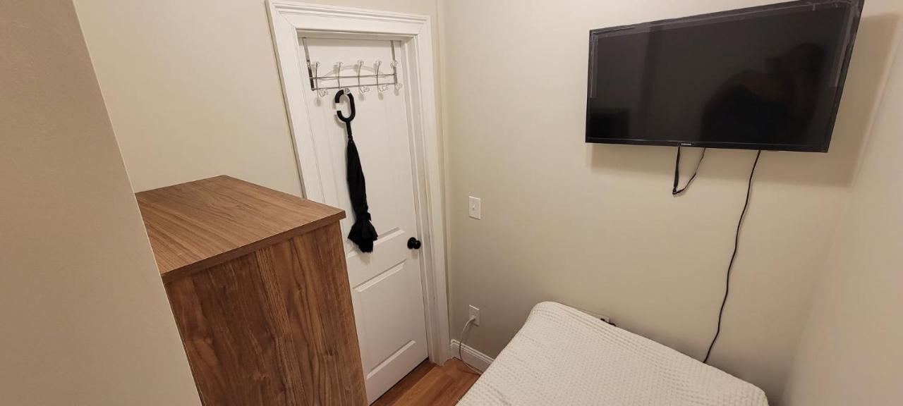 Private Bedroom Near Бостон Экстерьер фото